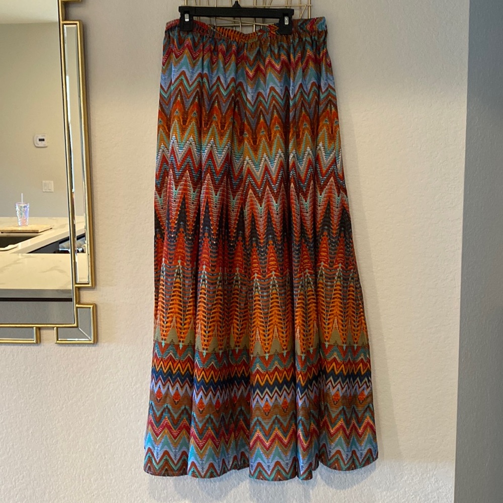 Beautiful full skirt.. vibrant colors and pattern fabric